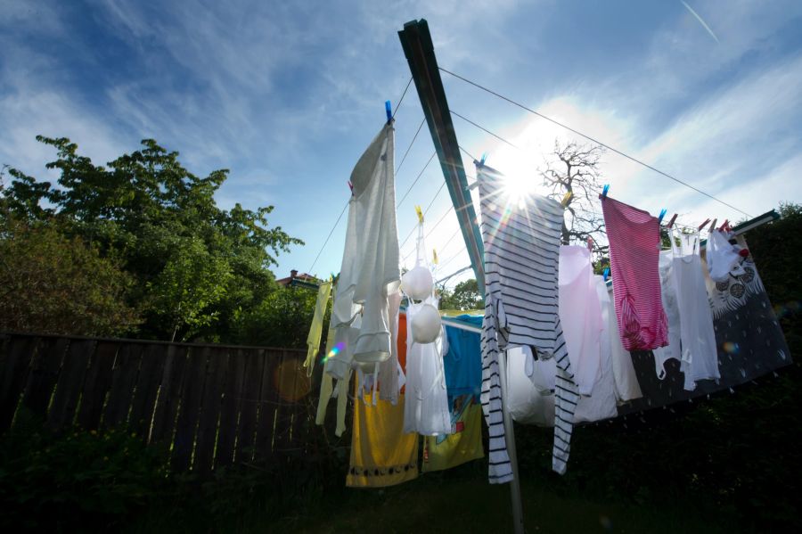 Wäsche Wäschespinne Sonne Garten Himmel