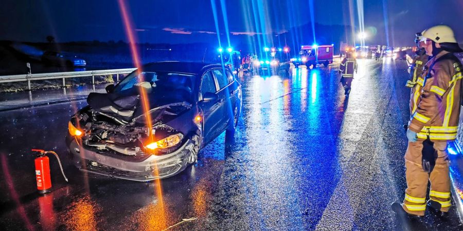 Rettungskräfte stehen auf der Autobahn 6 neben dem Autowrack: Ein Autofahrer ist bei einem Unfall infolge eines Gewitterregens auf der A6 in Richtung Nürnberg ums Leben gekommen.