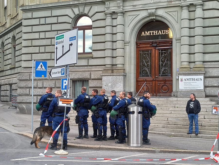 Die Polizei markiert vor dem Gerichtsgebäude Präsenz.