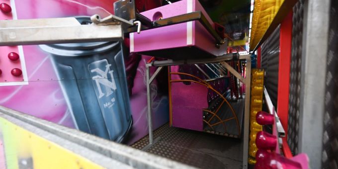 Das Fahrgeschäft auf dem Emder Matjesfest wurde über Nacht abgebaut und abgestellt. Das Fahrgeschäft auf dem Emder Matjesfest wurde über Nacht abgebaut und abgestellt.