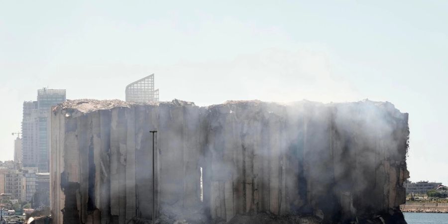Rauch hüllt die Getreidesilos im Beiruter Hafen ein.