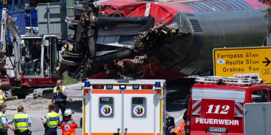 dpatopbilder - Die Rettungskräfte haben nach dem schweren Zugunglück in Garmisch-Partenkirchen einen der Waggons angehoben. Foto: Sven Hoppe/dpa