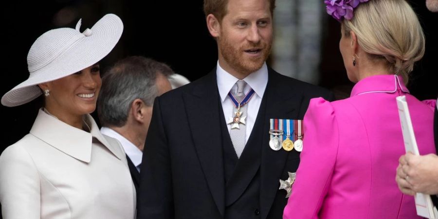 Direkt nach dem Gottesdienst unterhalten sich Herzogin Meghan (l.) und Prinz Harry noch mit seiner Cousine Zara Tindall.