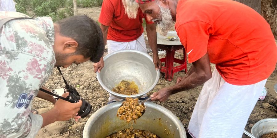 Ein Kameramann filmt im selbst ernannten YouTube-Dorf die Zubereitung von Hammelcurry, um es anschliessend mehr als 100 Waisenkindern einer religiösen Schule zu servieren.K
