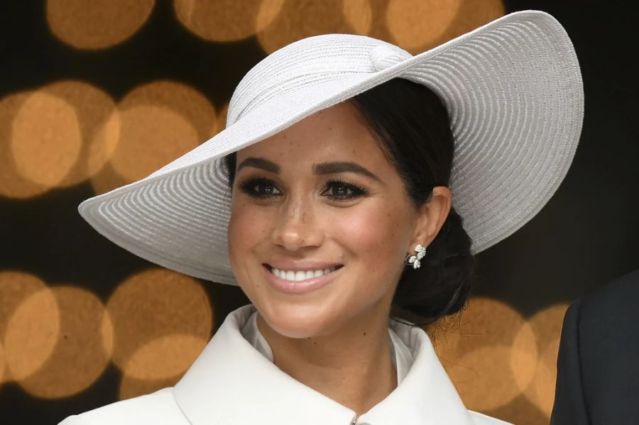 Meghan Markle strahlt bei ihrem Auftritt im Gottesdienst.