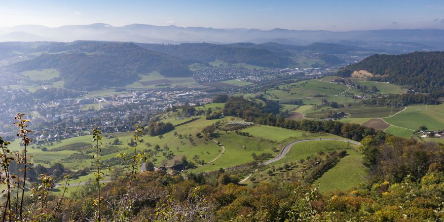 Die Sissacher Fluh ist ein beliebtes Ausflugsziel. Links blickt man auf Sissach und rechts auf Itingen und die Jurahöhen.