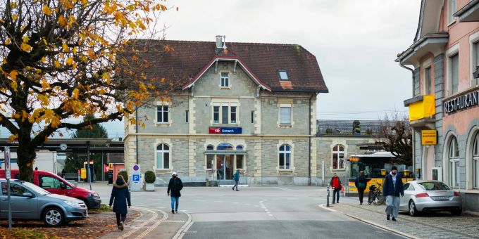 Das Bahnhofsgebäude in Uznach. Das Bahnhofsgebäude in Uznach.