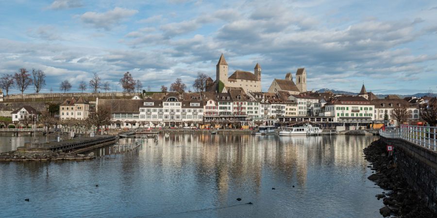 Blick auf den Hafen von Rapperswil.