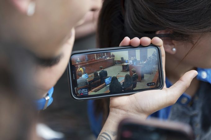 Fans von Johnny Depp schauen sich die Urteilsverkündung ausserhalb des Gerichtssaals in Fairfax an. Der ganze Prozess konnte live im Internet verfolgt werden. (AP Photo/Craig Hudson) Depp Heard Trial