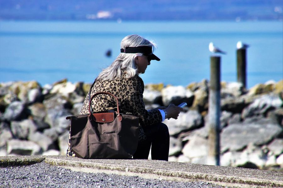 Frau See Tasche Steine Ufer