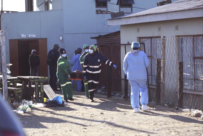 Eine Tote Person wird aus dem Gebäude getragen. South Africa Nightclub Deaths