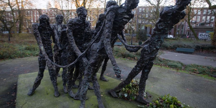 Das von Erwin de Vries geschaffene Nationadenkmal zur Erinnerung an die Sklaverei in Amsterdam.