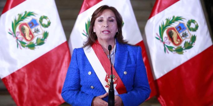Die neue peruanische Präsidentin Dina Boluarte spricht während einer Pressekonferenz. Dina Boluarte