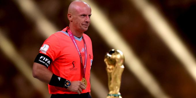 Schiedsrichter Szymon Marciniak wird nach seinem Einsatz im Final der WM 2022 weltweit abgefeiert. WM 2022