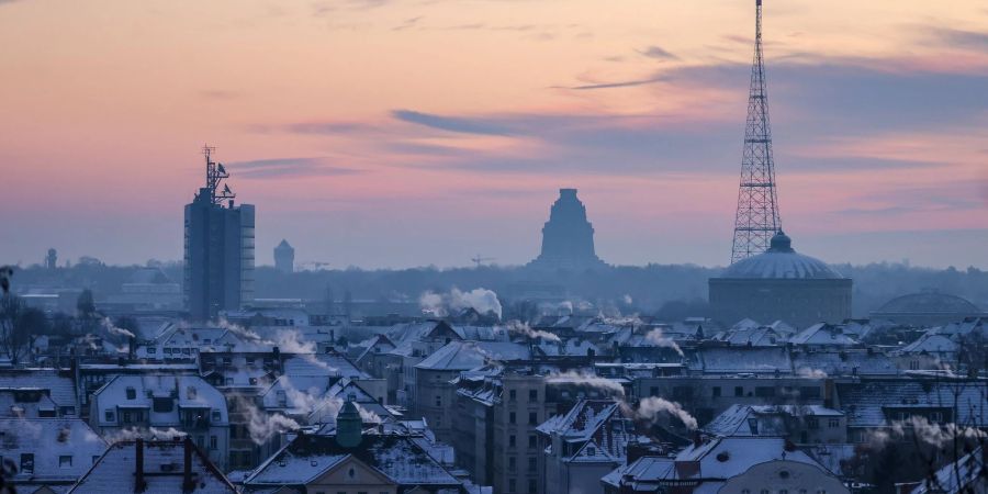 Etwa 71 Prozent der Haushalte in Deutschland heizen weiterhin mit Gas, Öl oder Kohle.