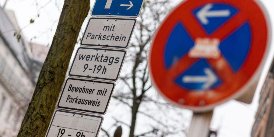Anwohner können in vielen Städten für rund 30 Euro im Jahr parken.