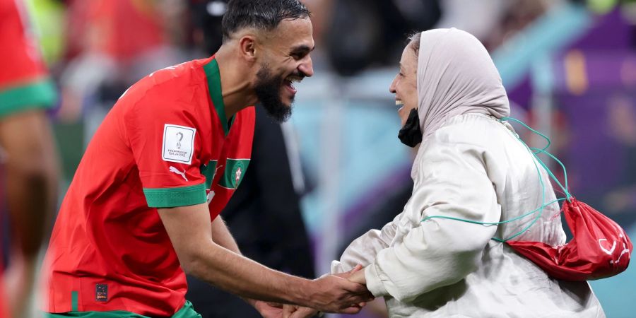 Marokkos Sofiane Boufal tanzt nach dem Sieg gegen Portugal mit seiner Mutter.