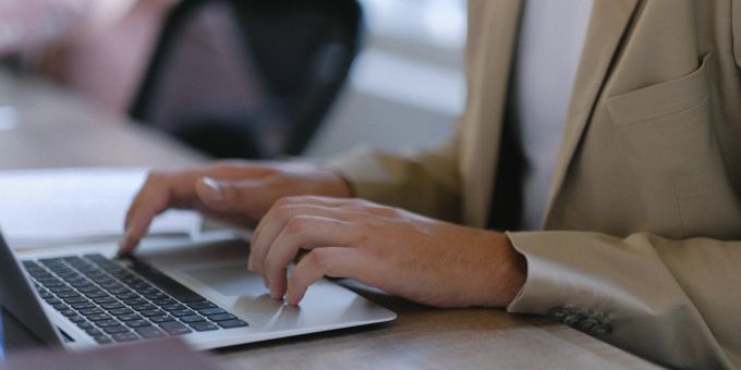 Zürcher Stadtverwaltung kämpft mit Frauenquote im Kader, trotz Verbesserungen bleibt viel zu tun. (Symbolbild) Eine Person arbeitet an ihrem Laptop. (Symbolbild)