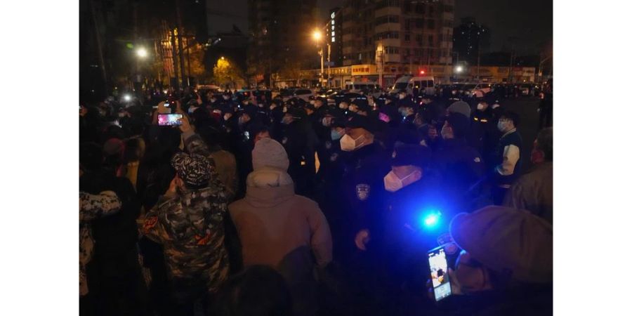 Zudem wurden die Rufe nach einem Ende der Zero-Covid-Politik aus der Bevölkerung, wie hier bei einem Protest in Beijing Ende November, immer lauter.