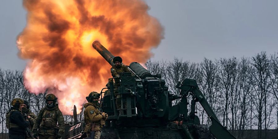 Ukrainische Soldaten feuern in Bachmut eine Haubitze auf russische Stellungen. Foto: Libkos/AP/dpa