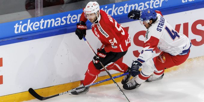 Der Schweizer Christian Marti (l.) im Duell mit dem Tschechen Matej Stransky. Eishockey