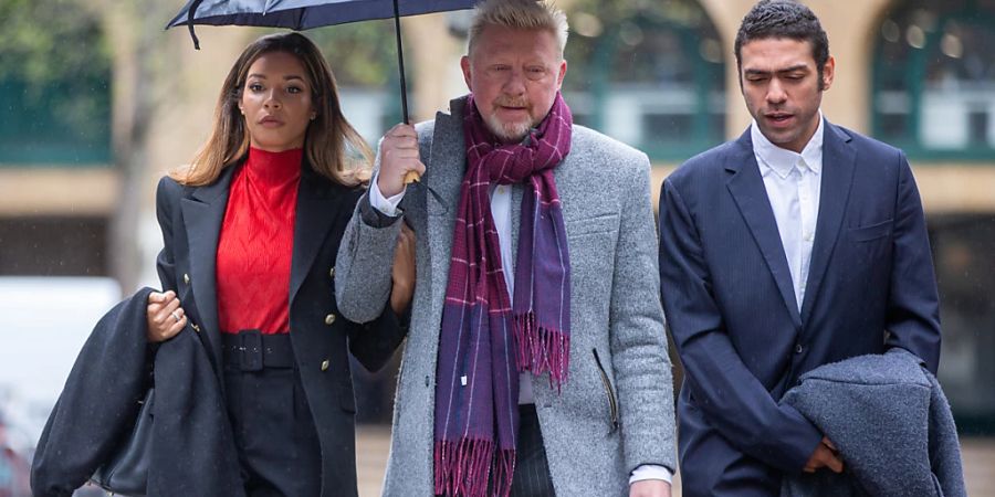 Boris Becker (M), ehemaliger Tennis-Profi aus Deutschland, seine Lebensgefährtin Lilian De Carvalho Monteiro (l) und sein Sohn Noah kommen am Southwark Crown Court in London an.