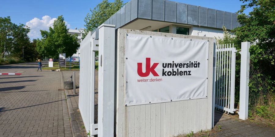 Das neue Logo der Universität Koblenz ist bereits am Haupttor angebracht. In rund einem halben Jahr - Anfang 2023 - soll die Uni Landau von Koblenz abgespalten sein.