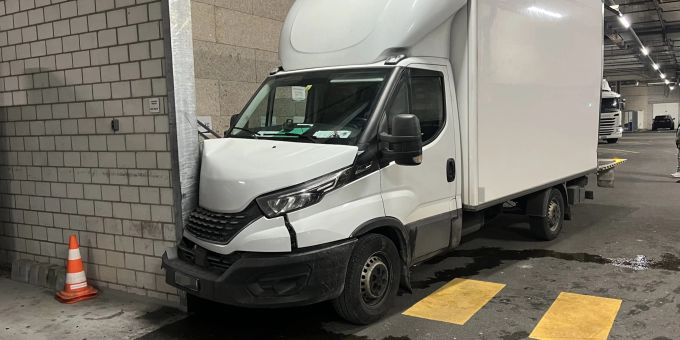 St. Gallen: Lieferwagen fährt in Wand St. Gallen: Lieferwagen fährt in Wand