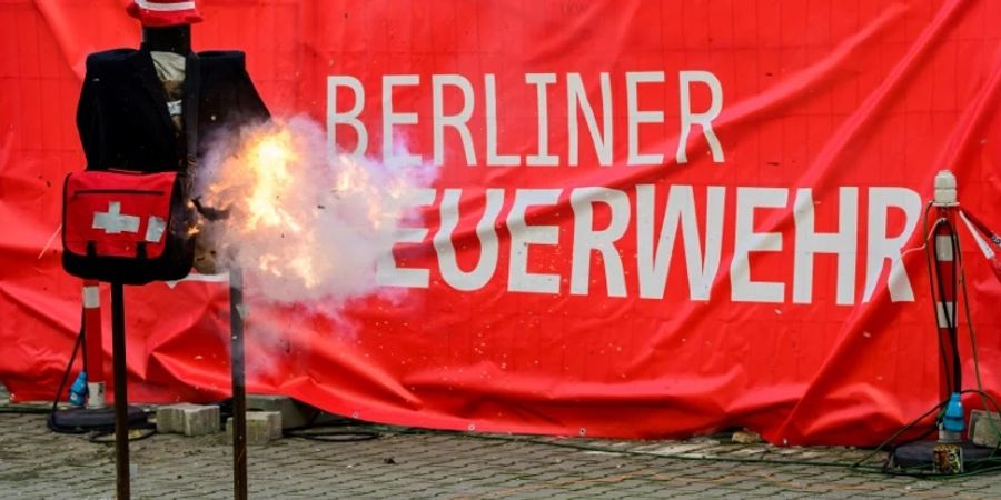 Demonstration mit illegalem Feuerwerk durch Feuerwehr