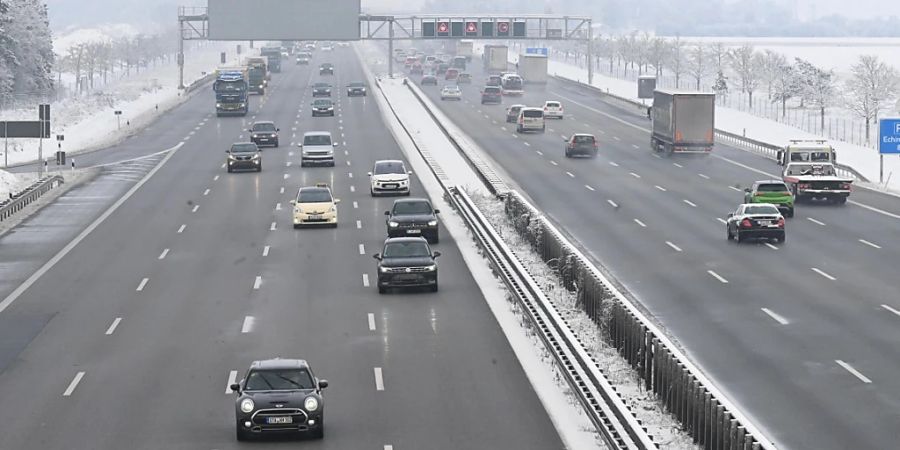 Vier von fünf Deutschen befürworten einen Verzicht auf den Bau neuer Autobahnen, wenn dies zu besserem Klimaschutz beiträgt. 81 Prozent äusserten diese Auffassung in einer Umfrage des Kantar-Instituts, die der Nachrichtenagentur AFP am Donnerstag vorlag. (Archivbild)
