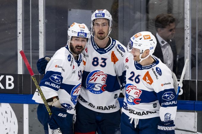 Die ZSC Lions feiern einen Sieg gegen Fribourg-Gottéron. ZSC