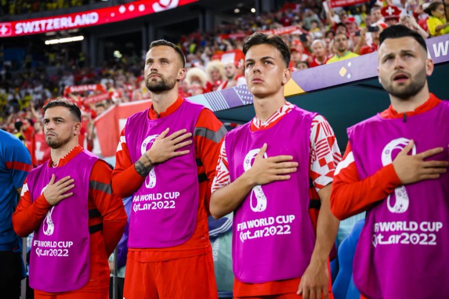 Statt auf dem Platz geht Xherdan Shaqiri bei der Nationalhymne neben den Ersatzspielern Seferovic, Jashari und Steffen in sich.