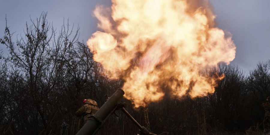 Ukrainische Soldaten feuern bei Bachmut auf russische Stellungen. Foto: Libkos/AP/dpa