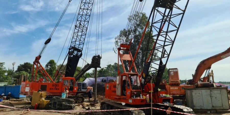HANDOUT - Kräne auf einer Baustelle nach dem Sturz eines Jungen in ein 35 Meter tiefes Betonrohr im Südwesten von Vietnam. Foto: Dong Thap's People Committe/dpa - ACHTUNG: Nur zur redaktionellen Verwendung im Zusammenhang mit der aktuellen Berichterstattung und nur mit vollständiger Nennung des vorstehenden Credits