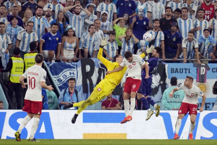 Polens Goalie Wojciech Szczesny trifft Lionel Messi mit der Hand im Gesicht. Nach Videostudium entscheidet der Unparteiische auf Elfmeter.