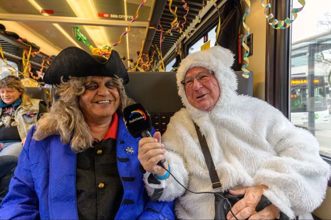GemeindepräsidentChristian und Radio Central Schnebunny Dölf machen ein Interview.