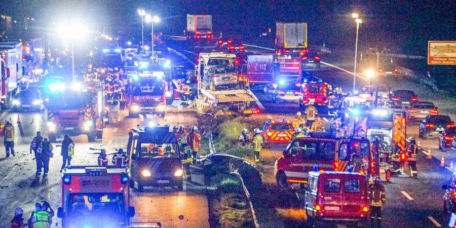 Feuerwehr- und Rettungsfahrzeuge stehen nach dem LKW-Unfall bei Raststatt auf der auf der Autobahn 5.