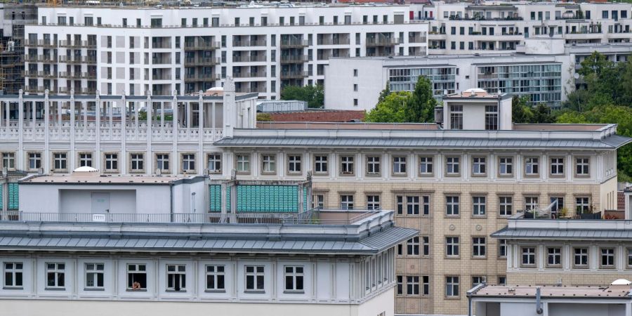 Wohnhäuser in der Bundeshauptstad: Das Gesetz soll Vermieter zu energetischen Sanierungen anregen. Mietern soll es einen Anreiz zu energieeffizientem Heiz-Verhalten geben.