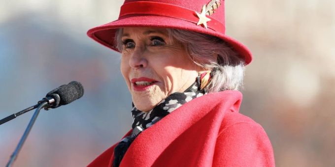 Jane Fonda spricht bei einer Kundgebung in Washington D.C. Jane Fonda spricht bei einer Kundgebung in Washington D.C.