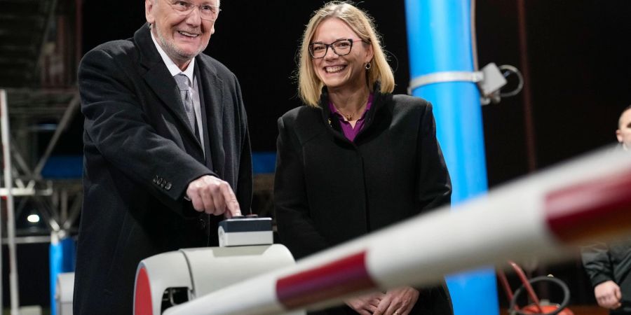 Kroatiens Innenminister Davor Bozinovic (l) drückt einen Knopf, um die Schranke am Grenzübergang Bregana zwischen Kroatien und Slowenien zu öffnen.