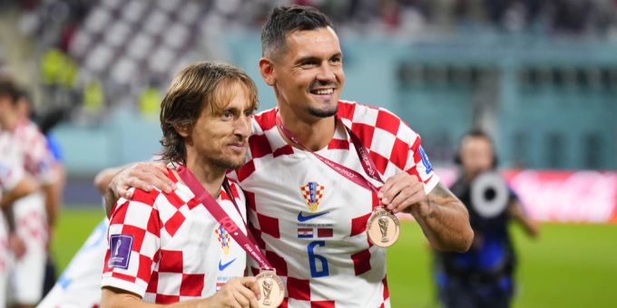 Dejan Lovren (rechts) und Luka Modric freuen sich über Platz 3 an der WM in Katar. Dejan Lovren
