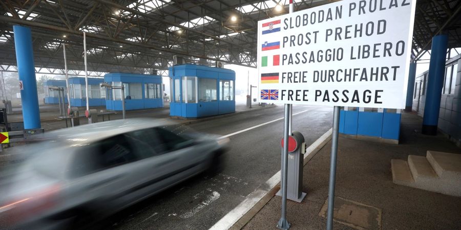 Ein Autofahrer fährt ohne Unterbrechung am Grenzübergang Rupa zwischen Kroatien und Slowenien.