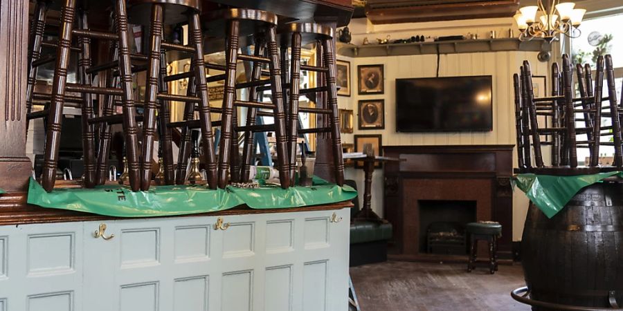 Viele Pubs und Brauereien in Grossbritannien könnten einem Bericht zufolge wegen gestiegener Energiekosten im kommenden Jahr vor dem Aus stehen. (Archivbild)
