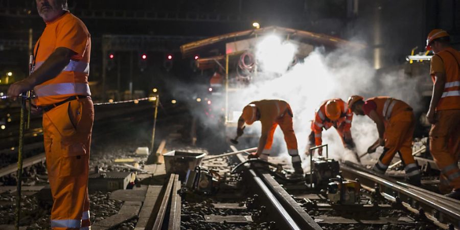 Für Gleisarbeiter schon häufig Realität: Nachtarbeit (hier im Sommer 2016 in Bern; Archivbild)