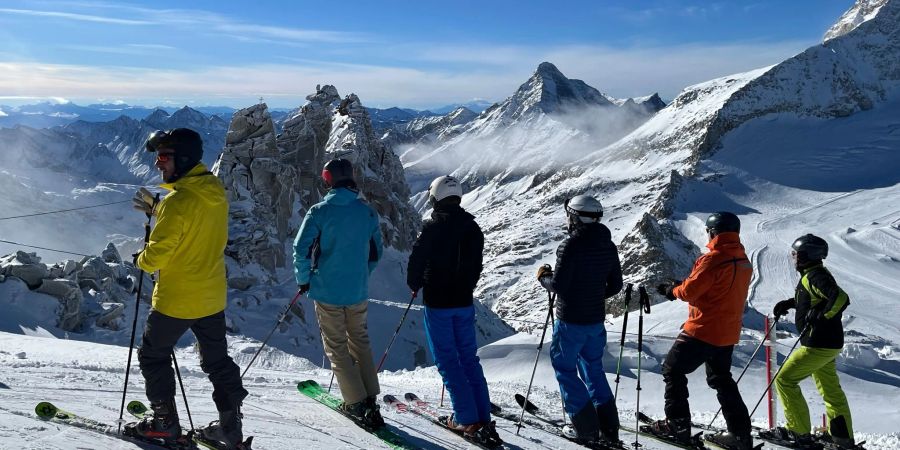 Wegen sinkender Temperaturen und aktueller Schneefälle blicken Österreichs Skigebiete hoffnungsvoll auf die bevorstehende Hochsaison im Februar.