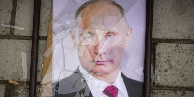 Ein zerstörtes Portrait von Wladimir Putin liegt in einer Strasse in Cherson. Russland musste die Stadt nach monatelanger Besatzung aufgeben. Ukraine Krieg
