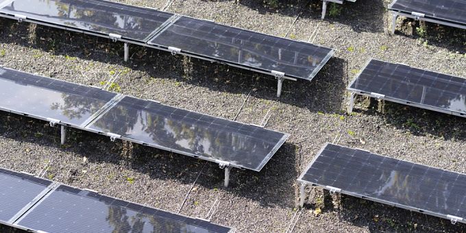 Solarpanels auf dem Dach eines Gebäudes in Wallisellen ZH. Der Zubau solcher Anlagen in der Schweiz wird auch 2022 rekordverdächtig hoch. (Archivbild) Solarpanels auf dem Dach eines Gebäudes in Wallisellen ZH. Der Zubau solcher Anlagen in der Schweiz wird auch 2022 rekordverdächtig hoch. (Archivbild)