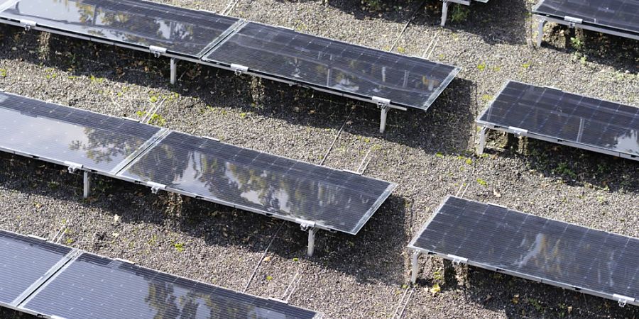 Solarpanels auf dem Dach eines Gebäudes in Wallisellen ZH. Der Zubau solcher Anlagen in der Schweiz wird auch 2022 rekordverdächtig hoch. (Archivbild)