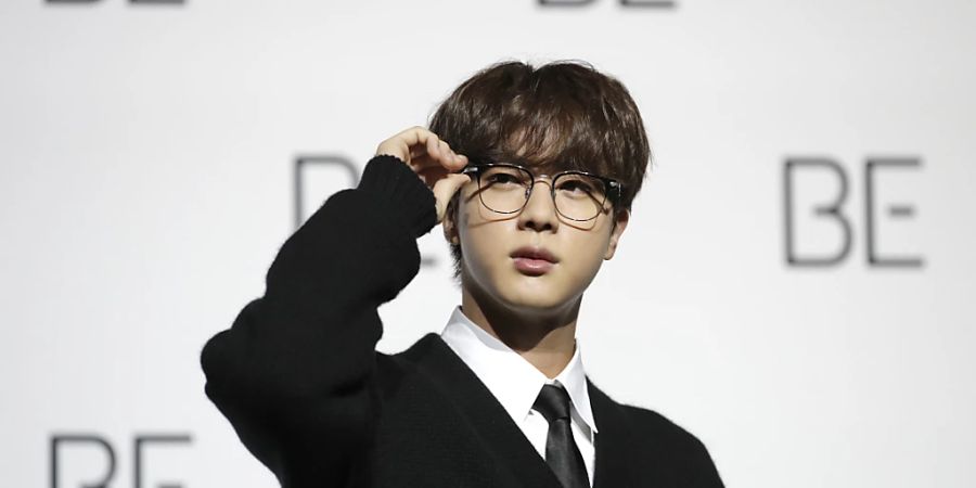 Das älteste Mitglieder der weltweit erfolgreichen K-Pop-Band BTS muss Mitte Dezember seinen Wehrdienst antreten. Wie die südkoreanische Nachrichtenagentur Yonhap am Donnerstag berichtete, wird der 29-jährige Jin erst eine fünfwöchige Grundausbildung durchlaufen, dann gehts an die Front. (Archivbild)