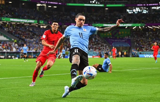 Darwin Nunez (Uruguay) gegen Kim Min-Jae (Südkorea) an der WM 2022. WM 2022 Uruguay Südkorea
